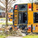 Un autobús escolar se volcó después de un tornado el martes por la noche en Arabie, Luisiana, el miércoles 23 de marzo de 2022. Foto AP/ Scott Clause/The Daily Advertiser