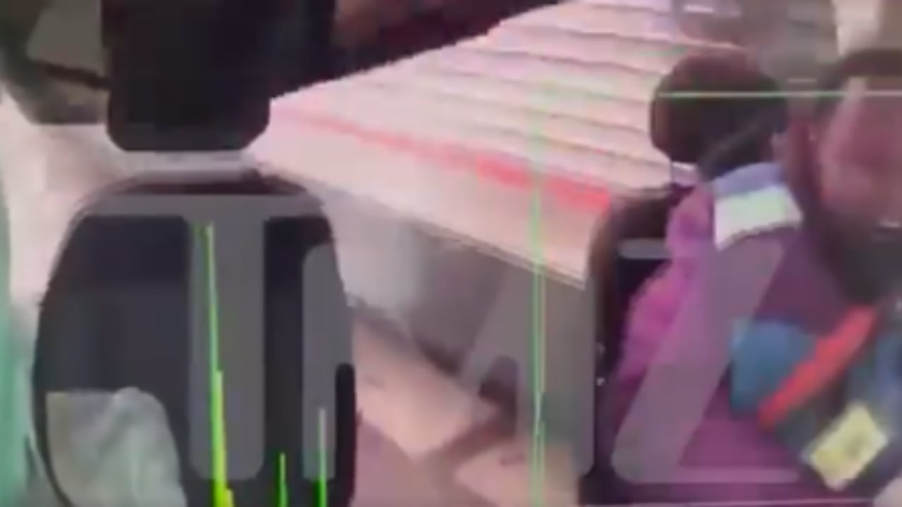 Conductor de un camión logró salvarse tras fuerte accidente con un tren en EE.UU.