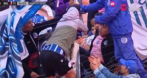 Niños eran sacados de la tribuna más afectada.