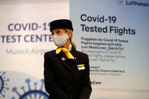 Una azafata se para frente a la entrada de un nuevo centro de pruebas rápidas corona de Lufthansa en el aeropuerto de Múnich, Alemania, el jueves 12 de noviembre de 2020. Foto: AP / Matthias Schrader.