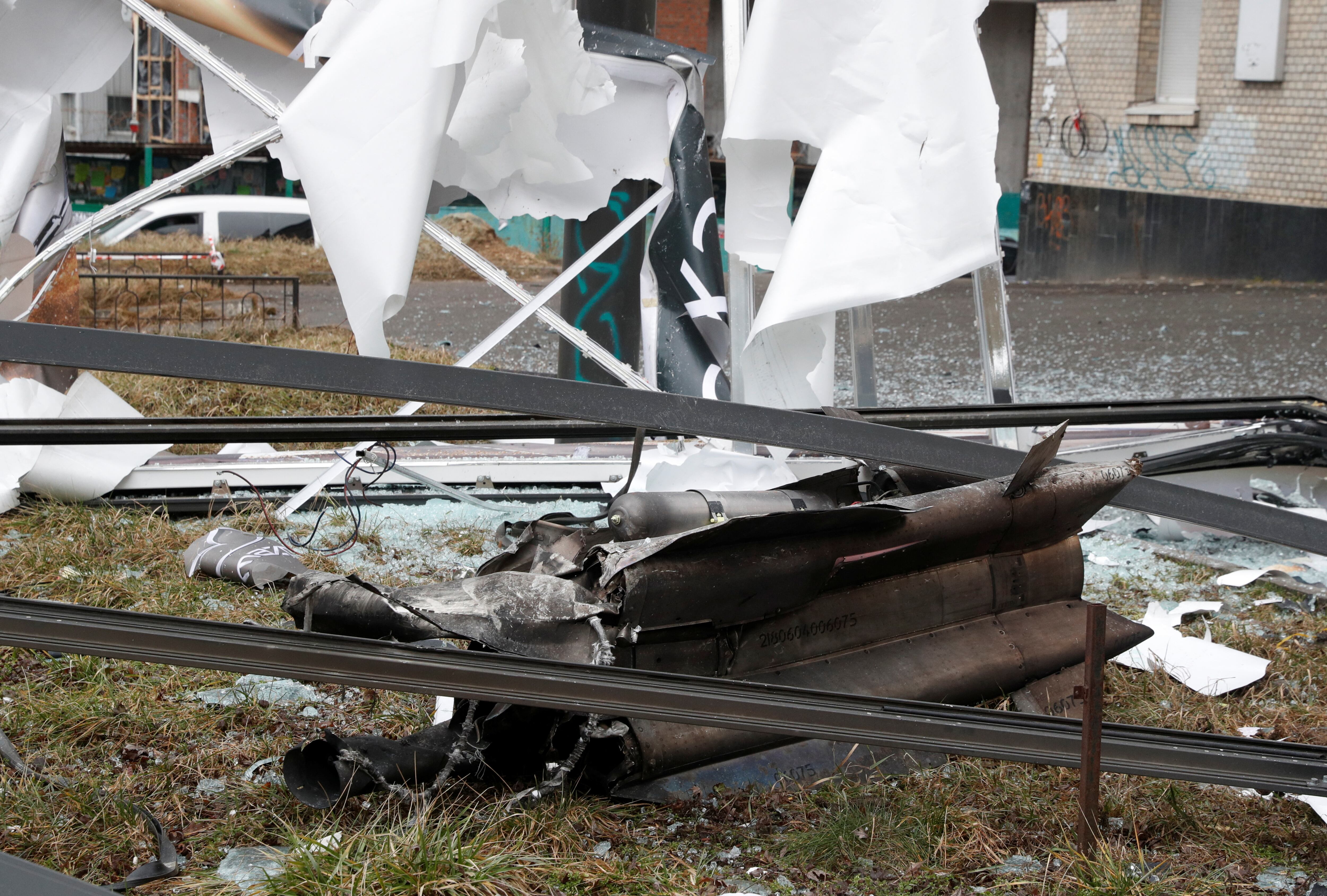 Los restos de un misil que impactó en las calles de Kiev, el 24 de febrero de 2022, luego de que el presidente ruso, Vladimir Putin, ordenara un ataque a Ucrania. Foto: Reuters/Valentyn Ogirenko