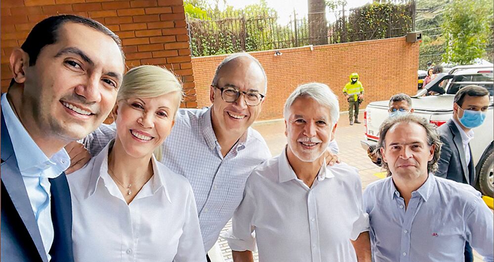  Equipo por Colombia (con David Barguil, Dilian Francisca Toro, Juan Carlos Echeverry, Álex Char, Enrique Peñalosa y Federico Gutiérrez) analiza si Óscar Iván Zuluaga entra a la coalición. 