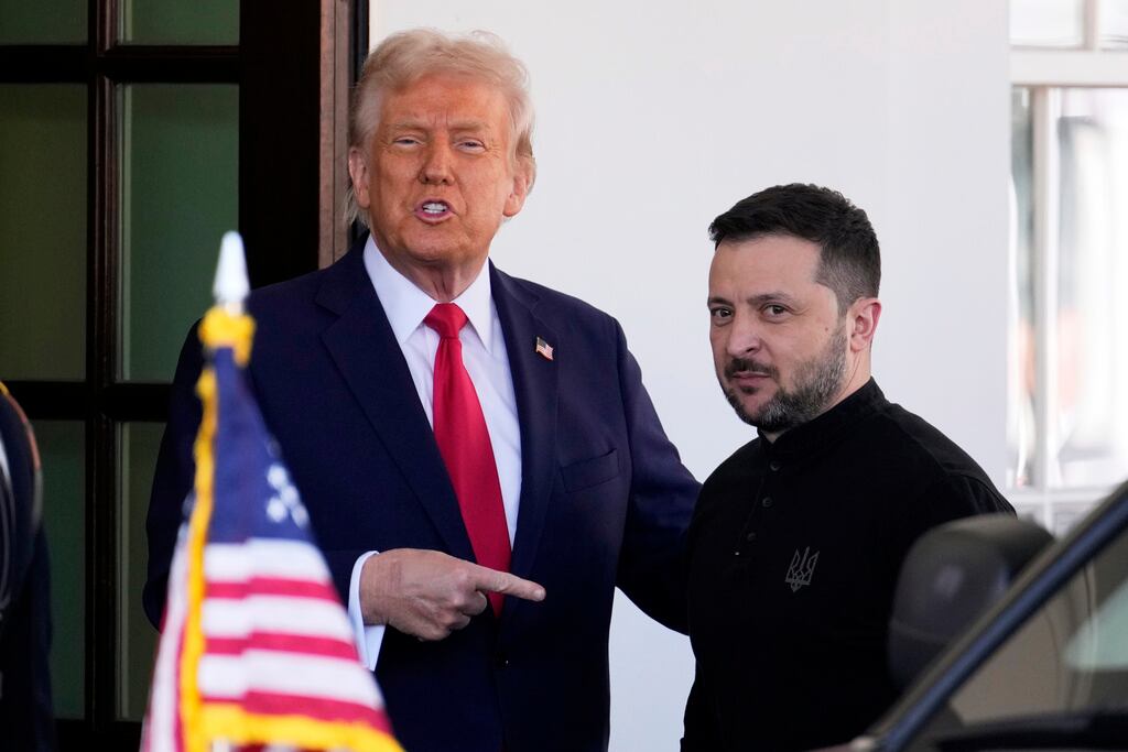 El presidente Donald Trump recibe al presidente de Ucrania, Volodymyr Zelenskyy, en la Casa Blanca en Washington, el viernes 28 de febrero de 2025. (Foto AP/Ben Curtis)