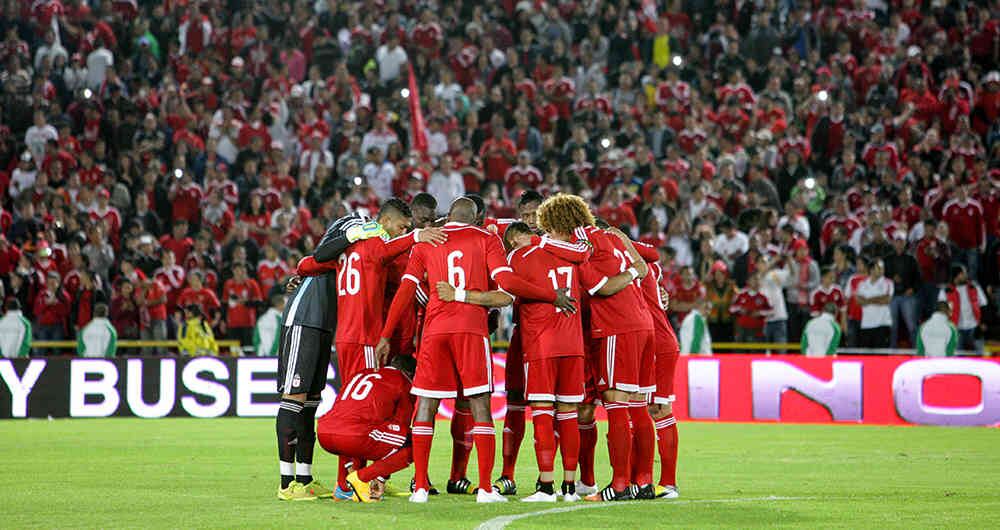 Jugadores del  América de Cali se abrazan minutos previos de enfrentar al Cortuluá, en el Estadio El Campín, durante los Cuadrangulares Torneo de Ascenso que entregará dos cupos más a la Primera A, en Bogotá, el jueves 15 de enero de 2015.