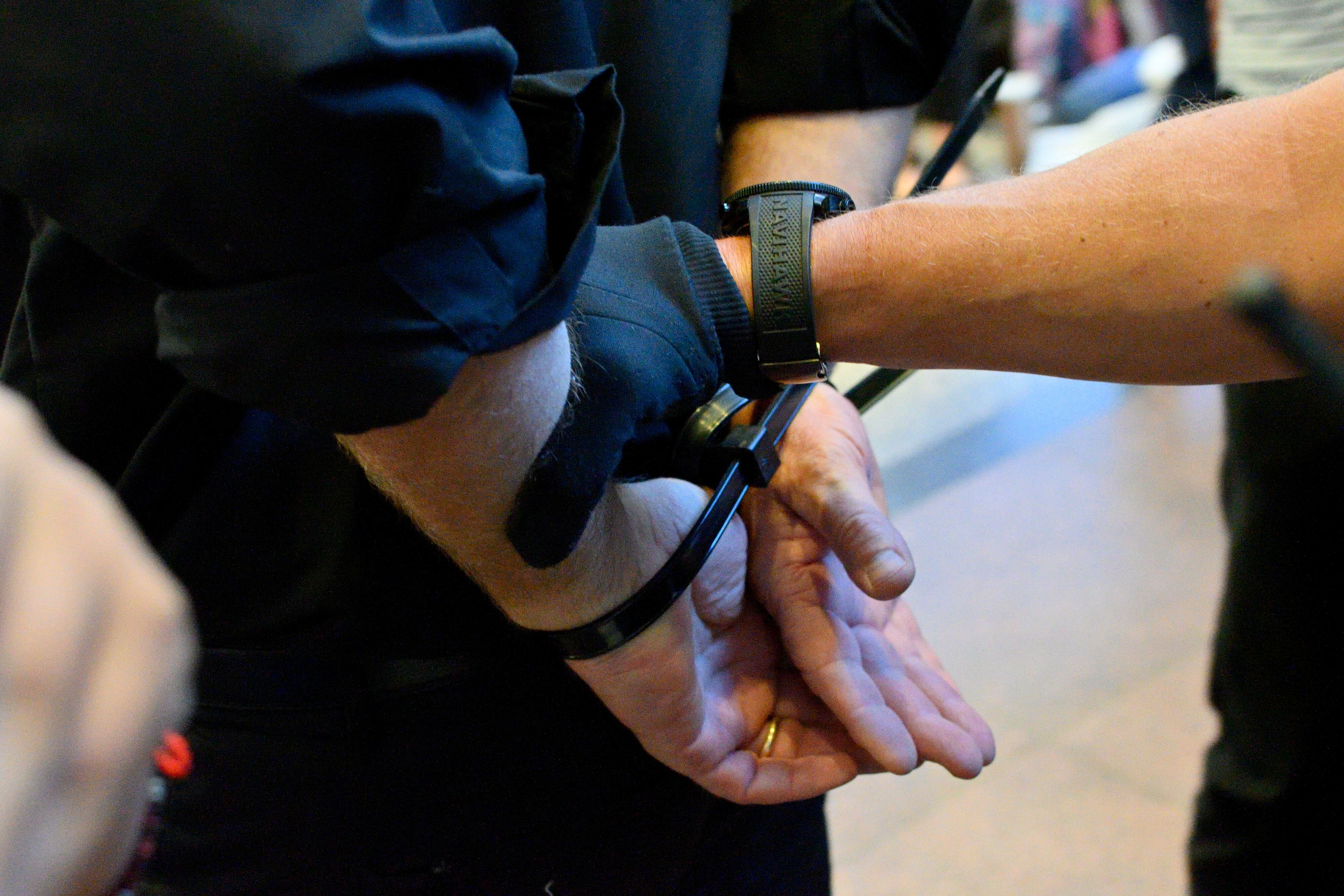 El arresto se produjo en la ciudad de los Ángeles, el detenido acusa al oficial de maltrato