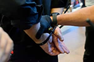 El arresto se produjo en la ciudad de los Ángeles, el detenido acusa al oficial de maltrato