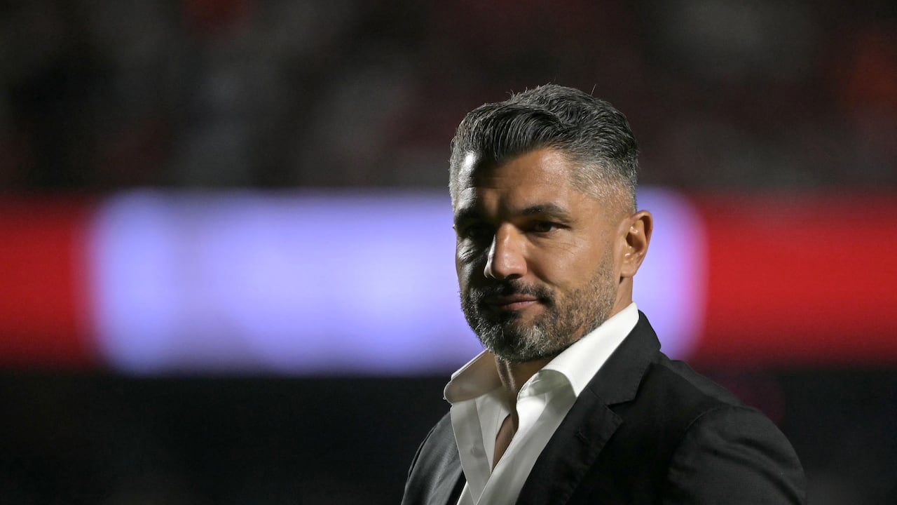 Atletico Nacional's Argentine head coach Javier Gandolfi gestures during the Copa Libertadores round of 16 second leg football match between Brazil's Sao Paulo and Colombia's Atletico Nacional at the Morumbi Stadium in Sao Paulo, Brazil on August 19, 2025. (Photo by NELSON ALMEIDA / AFP)