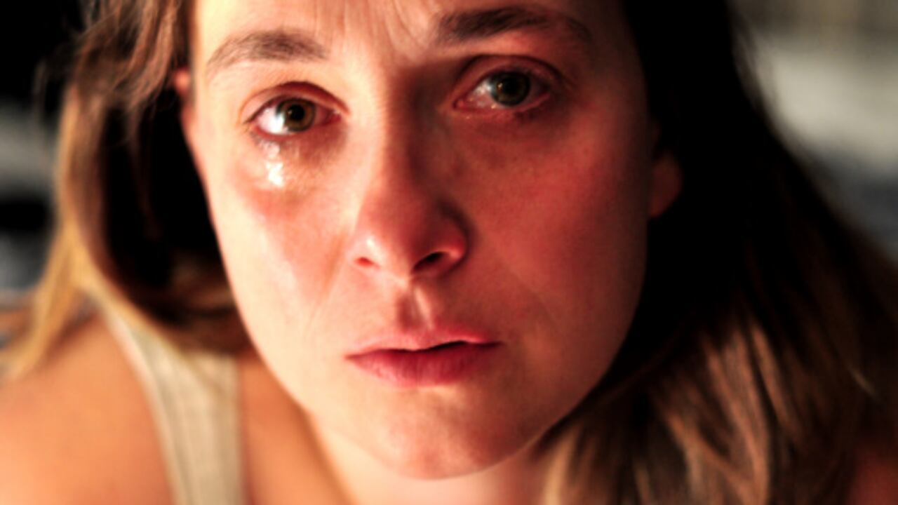 Mujer llorando por el matoneo que le hacia sus estudiantes (imagen ilustrativa)