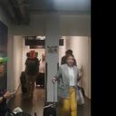 En la camiseta que portaba el sujeto se puede leer el contenido de un mensaje que generó la polémica en redes. Foto: @ColombiaOscura