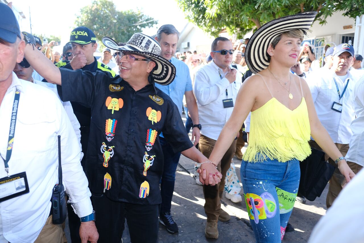 Acompañado de la primera dama, Verónica Alcocer, el presidente Gustavo Petro se hizo presente este sábado en el Carnaval del Suroccidente, un desfile que se goza toda la comunidad de este sector de Barranquilla.