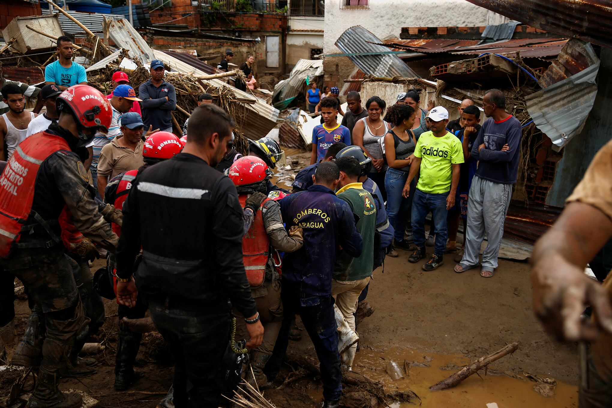 En imágenes : Rescatistas venezolanos buscan desaparecidos tras inundaciones mortales