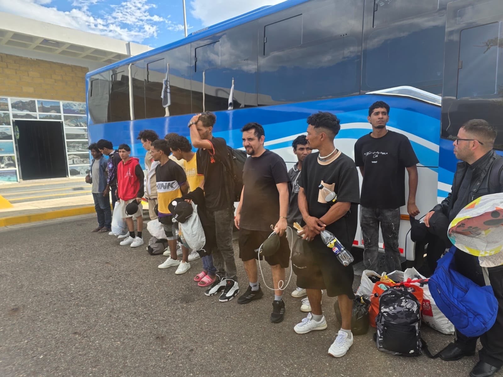 Alcaldía de Medellín expulsa a 17 extranjeros con antecedentes por diversos delitos.