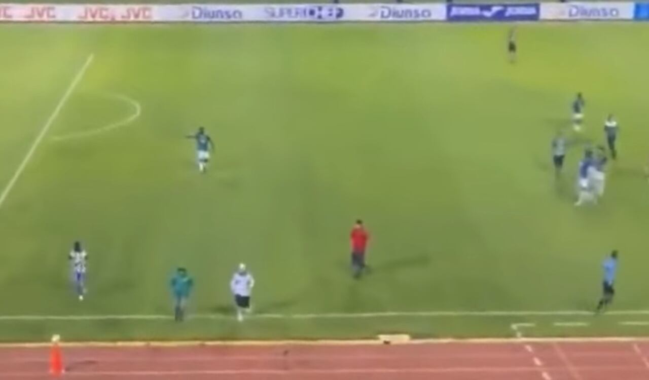 Barras pasaron de un tribuna a otra