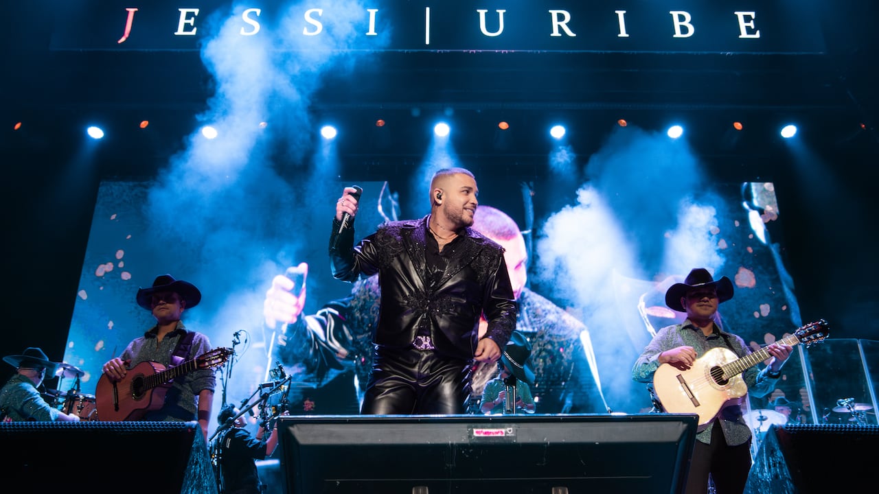 Jessie Uribe durante su concierto en Chile.