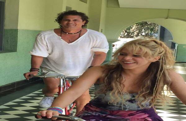 Carlos Vives y Shakira recorren el Colegio La Enseñanza de Barranquilla. Foto: Tomado de @laensenanzabaq
