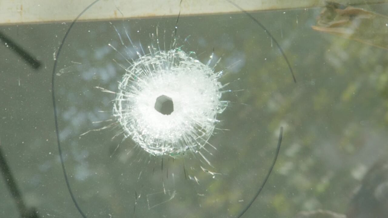 En horas de la madrugada el recinto recibió 14 impactos de bala.