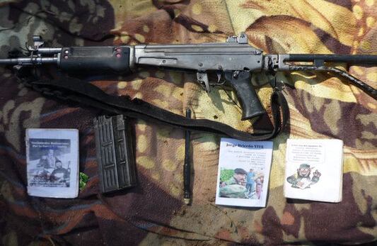 El fusil y varios panfletos propagandísticos de la guerrilla.