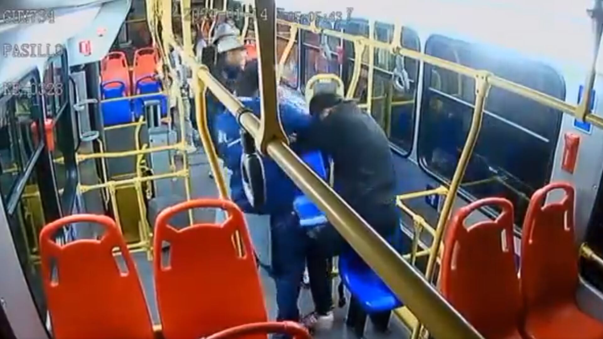 El joven terminó tendido en el suelo del vehículo.