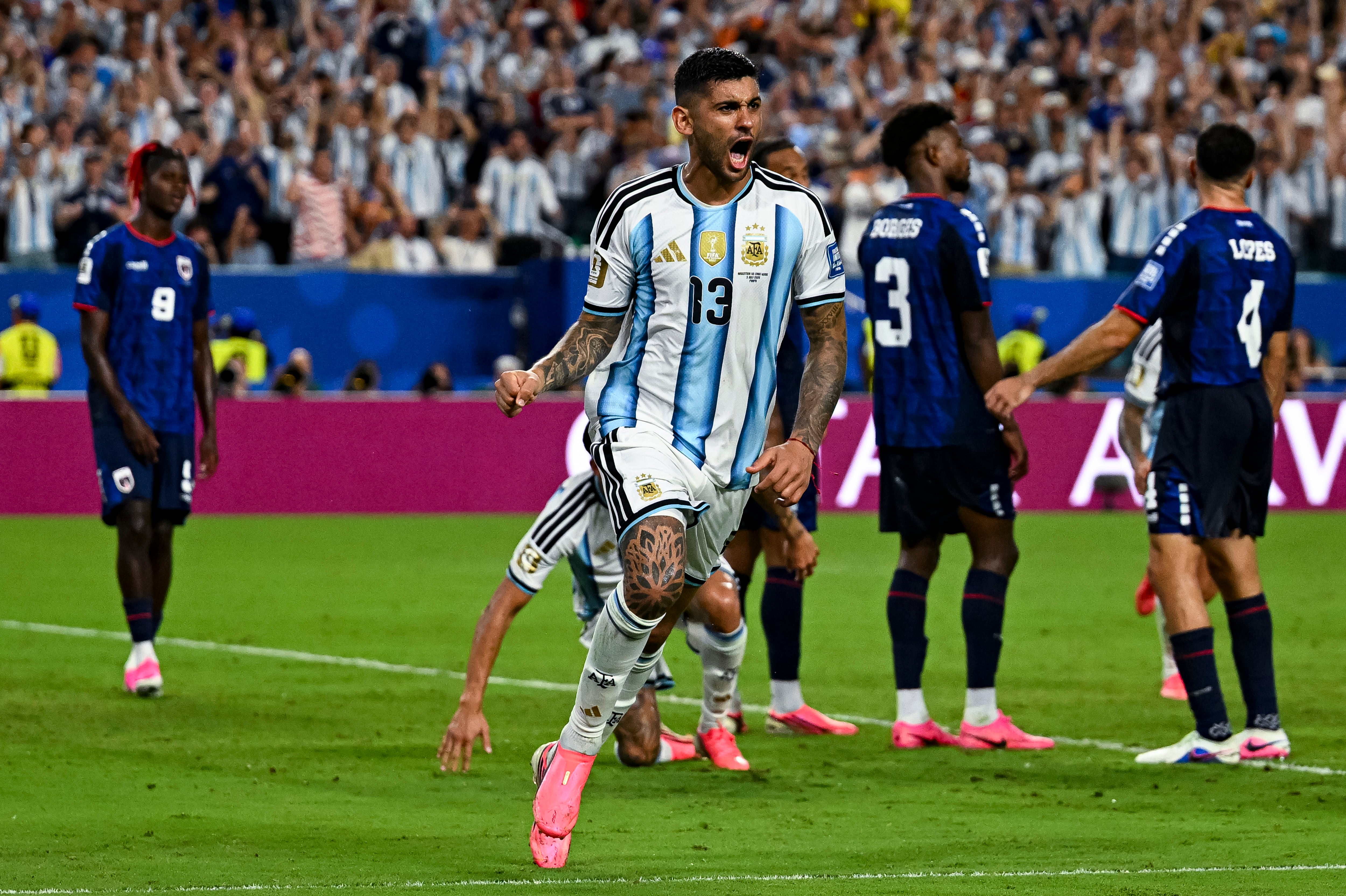 Cristian Cuti Romero celebrando el gol de Argentina, que definió el partido contra Cabo Verde.