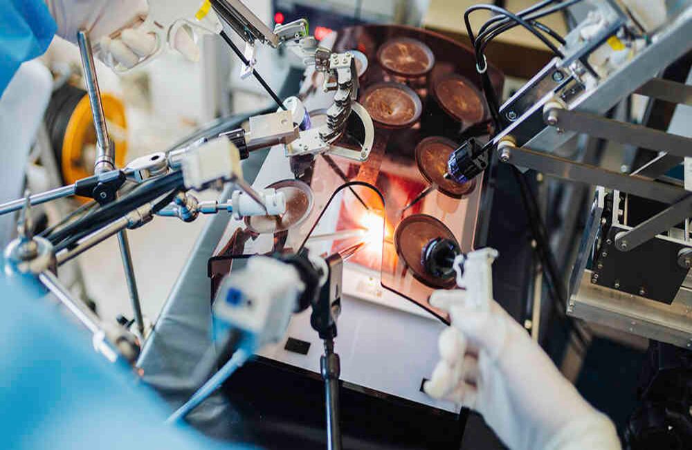 Estudiantes de medicina de la Universidad de Osaka, en Japón, practican una cirugía de ojo mínimamente invasiva. // iStock