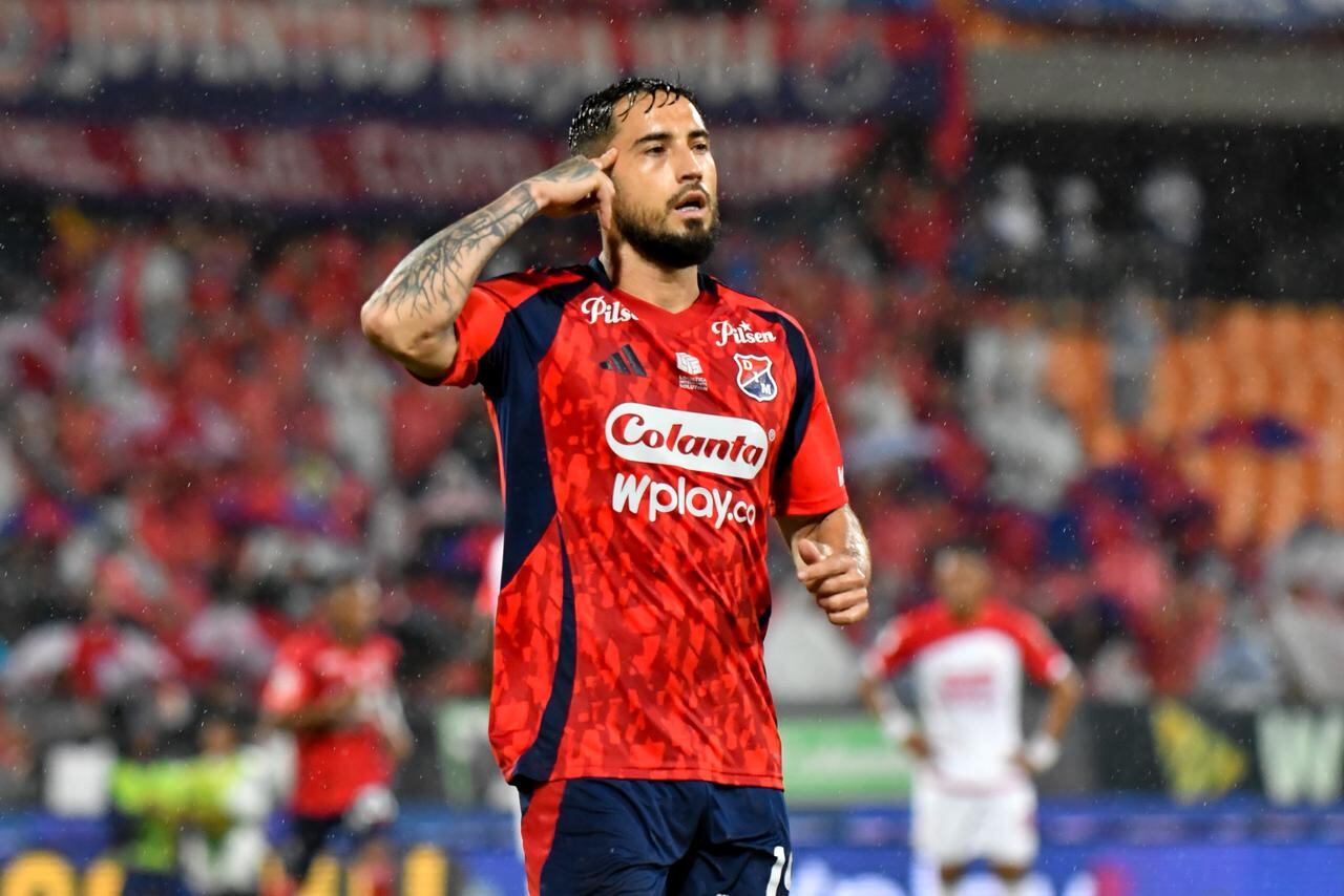 Medellín empató con Santa Fe y es nuevo líder de la Liga BetPlay. En la imagen Francisco Fydriszewski, figura del poderoso.