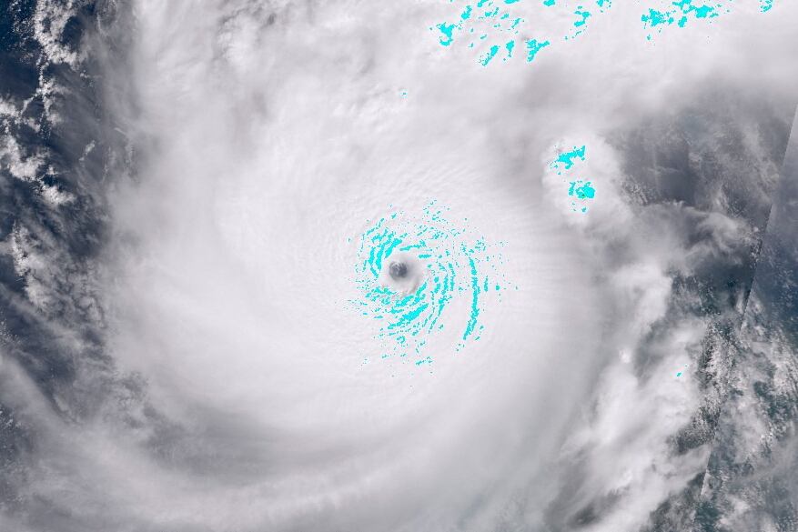En esta imagen satelital cortesía del Sentinel Hub de la Agencia Espacial Europea tomada el 7 de octubre de 2024, se puede ver el ojo del huracán Milton sobre el Golfo de México. El huracán Milton explotó con fuerza el lunes para convertirse en una tormenta de categoría 5 potencialmente catastrófica con destino a Florida, amenazando al estado estadounidense con un segundo huracán feroz en pocas semanas.