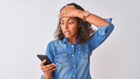 Los usuarios deben estar alertas ante mensajes que solicitan respuestas rápidas y clics en enlaces sospechosos.