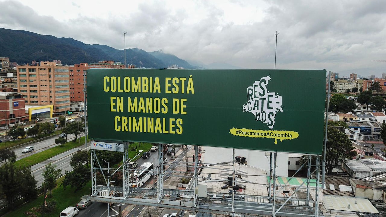 Vallas que aparecieron en varias ciudades de Bogotá.