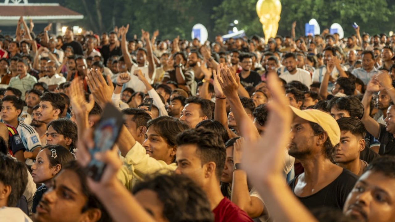 Aficionados al fútbol ven la semifinal de la Copa Mundial de la FIFA 2026 entre Argentina e Inglaterra durante una proyección pública en Guwahati, India, el 16 de julio de 2026. (Foto de David Talukdar/NurPhoto) (Foto de David Talukdar / NurPhoto vía AFP)
