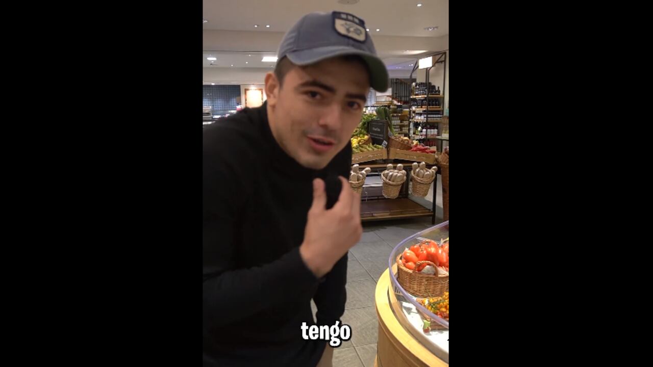 Tras algunos minutos de grabación, los integrantes de seguridad de la tienda le pidieron que se retirara.