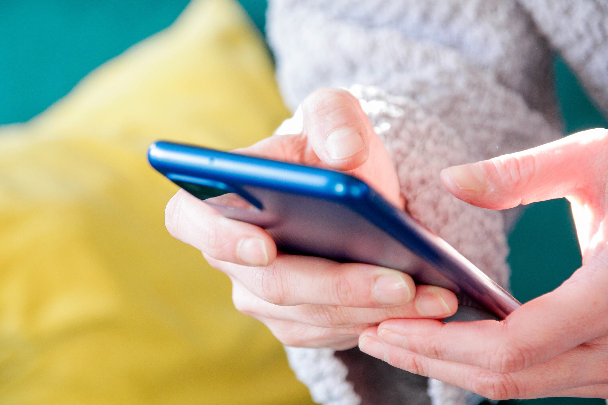 El robo de datos facilita fraudes complejos, como abrir líneas de crédito o hacer compras sin autorización.