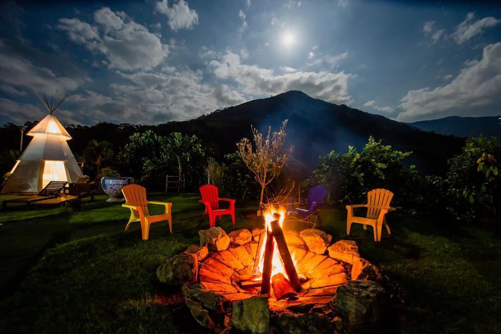 En el Glamping Cerro Tusa, un campamento de lujo en Titiribí (Antioquia), la vista al cerro es incomparable.