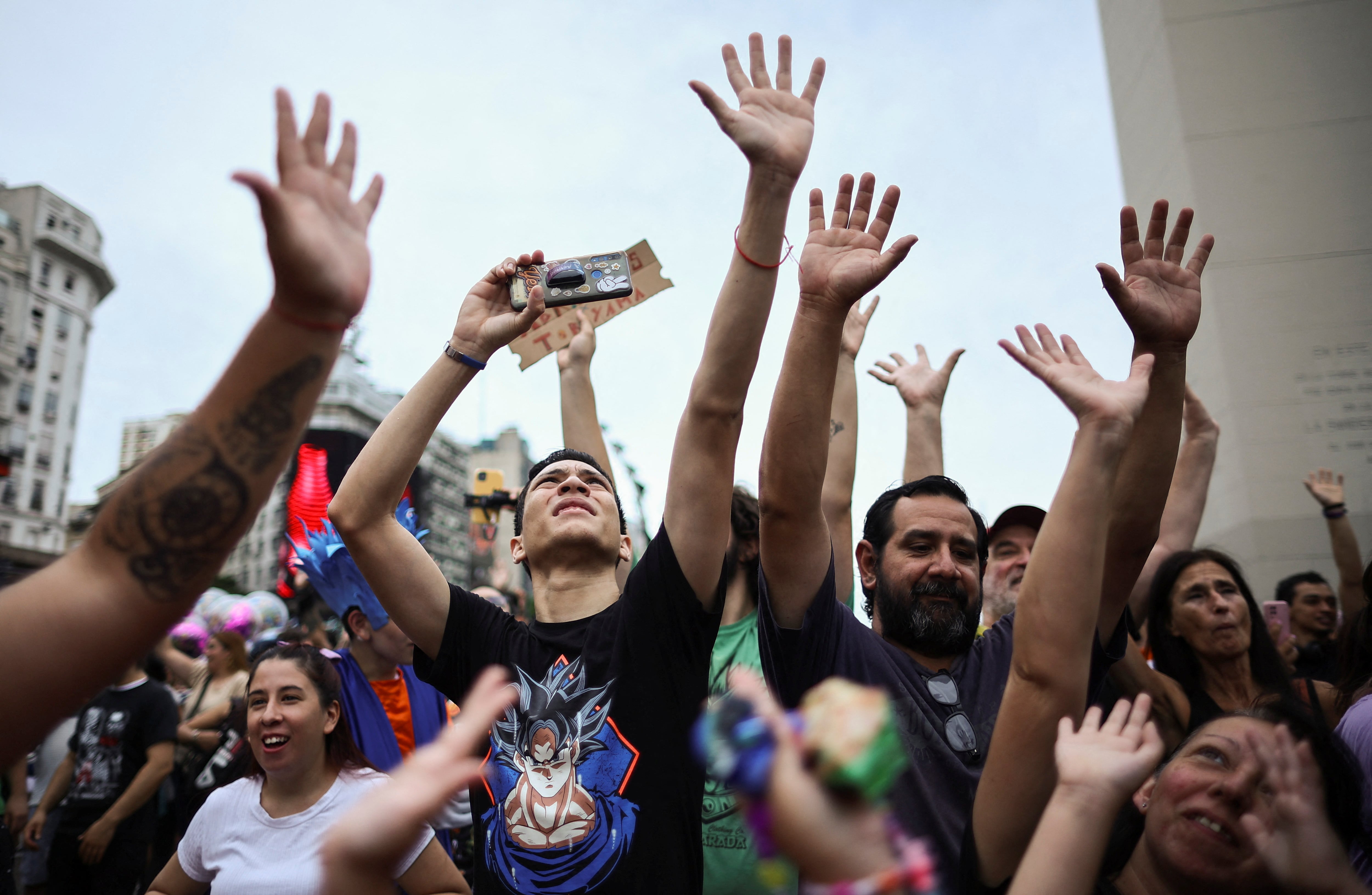 Fanáticos de Dragon Ball le rindieron curioso homenaje a Akira Toriyama en el Obelisco