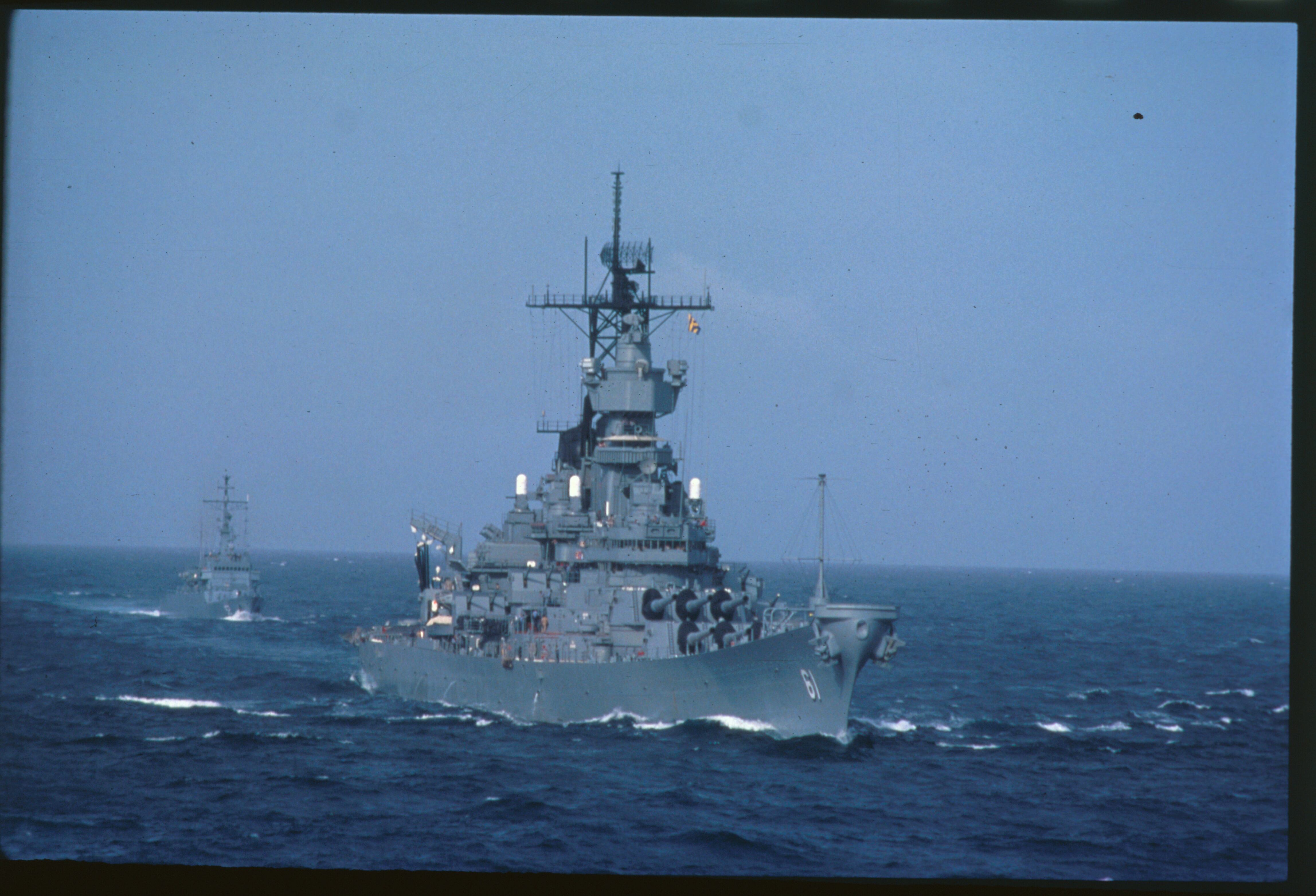 U.S.S. Iowa en el mar.