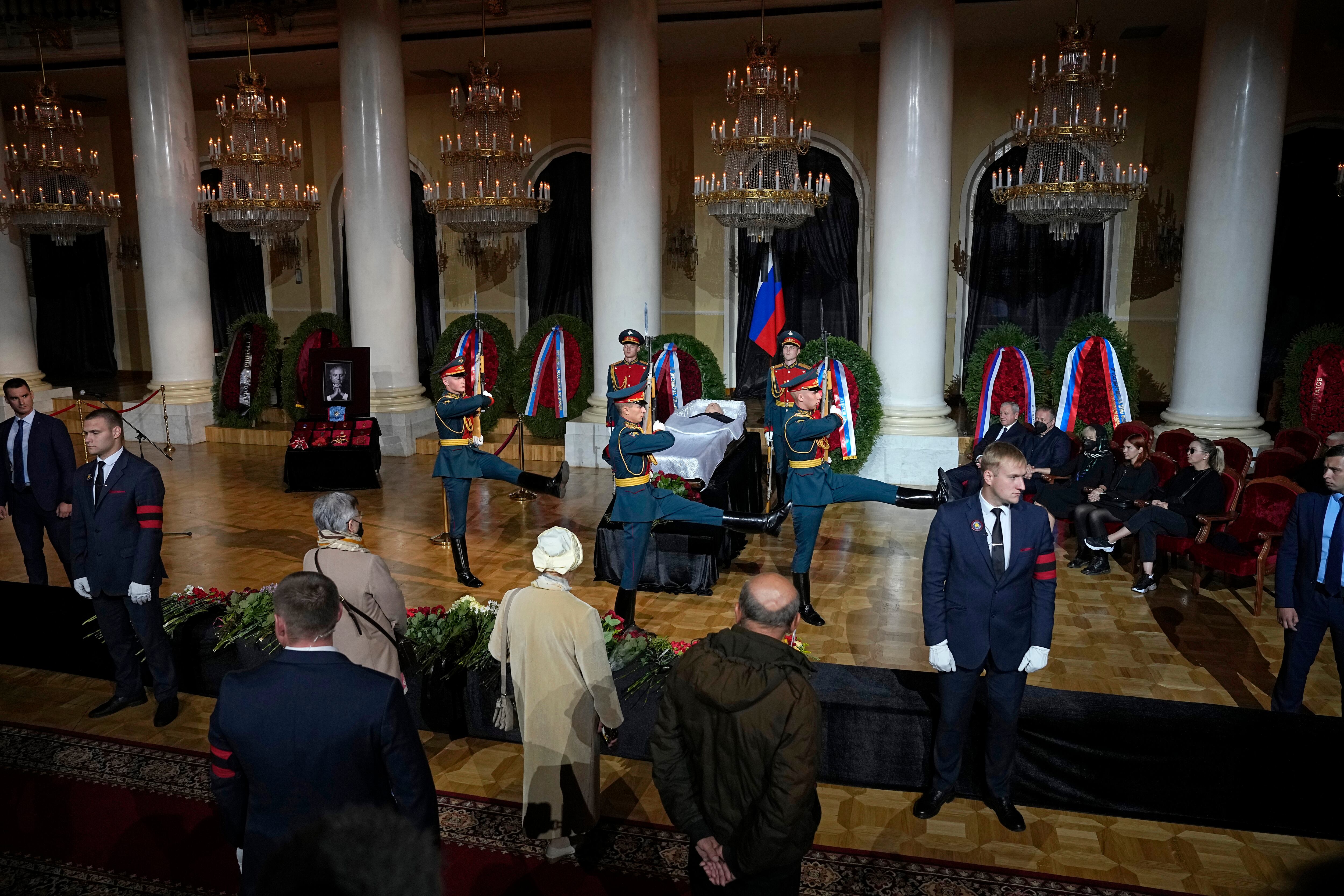 Miles de rusos dieron su último adiós este sábado a Mijaíl Gorbachov, el último líder de la Unión Soviética, en una ceremonia sin brillo y sin la presencia del presidente Vladimir Putin.