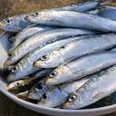 Sardinas: Como todos los “pescados azules”, son una excelente fuente de ácidos grasos omega-3. Pero además, contienen otros ácidos: los omega-6, que previenen distintas enfermedades. Sin embargo, su consumo excesivo podría aumentar la propensión a la depresión.