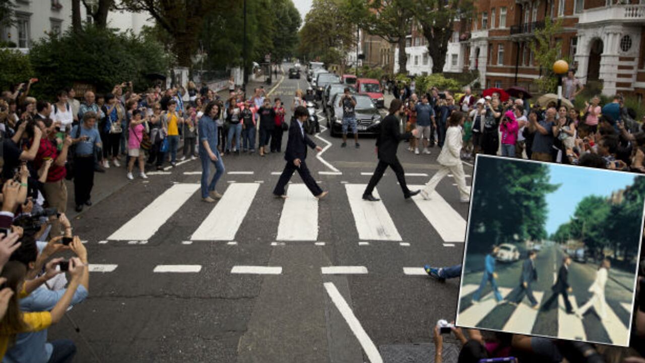 Los actores del musical Let It Be cruzan Abbey Road, imitando la foto de los Beatles.