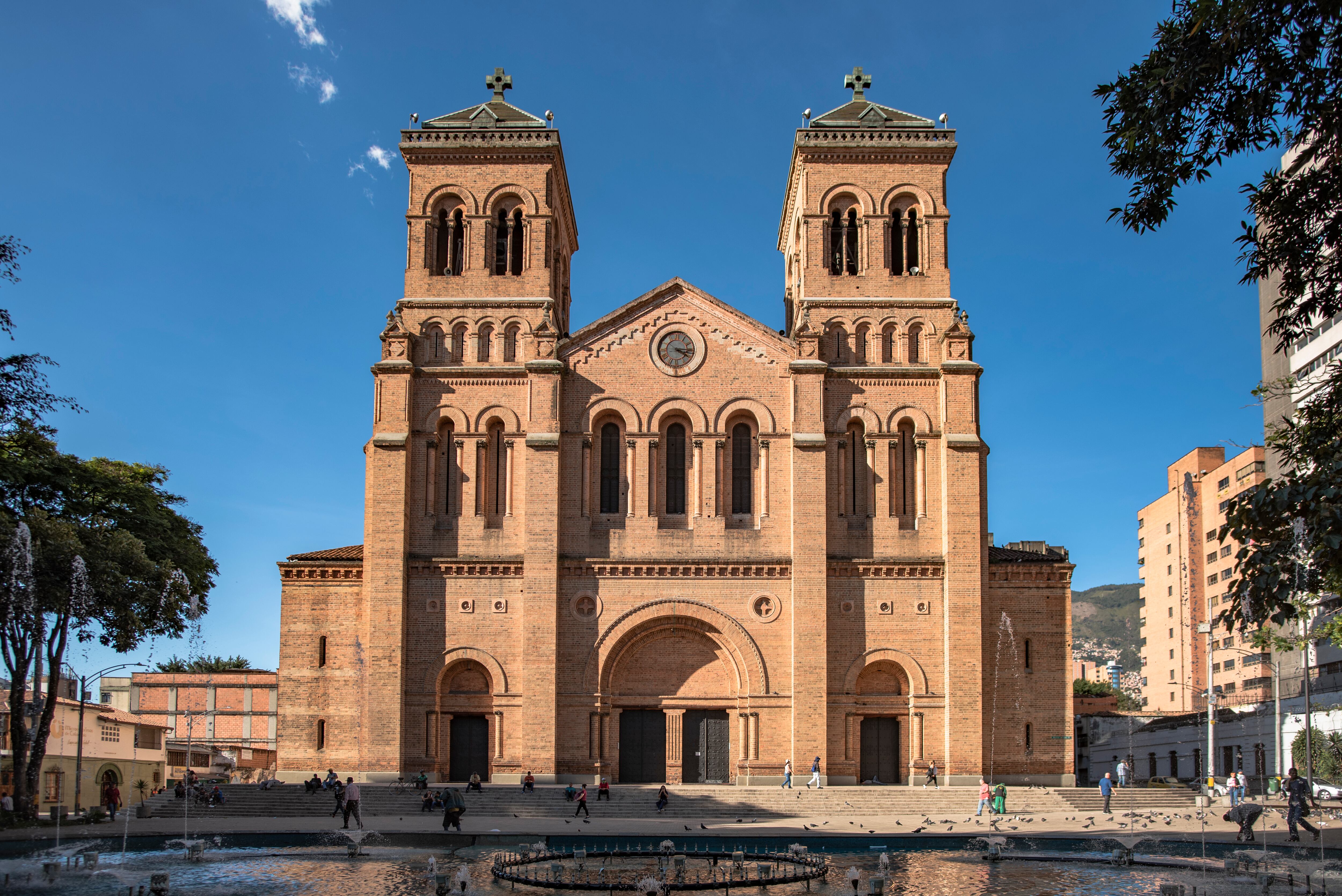 IGLESIA PARQUE BOLÍVAR - MEDELLÍN