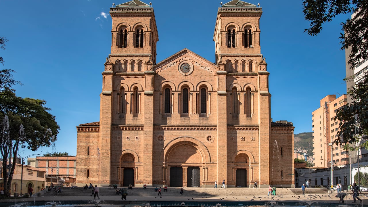 IGLESIA PARQUE BOLÍVAR - MEDELLÍN