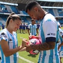 El volante colombiano fue recibido en medio de aplausos por aficionados de Racing.