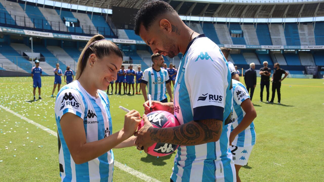 El volante colombiano fue recibido en medio de aplausos por aficionados de Racing.
