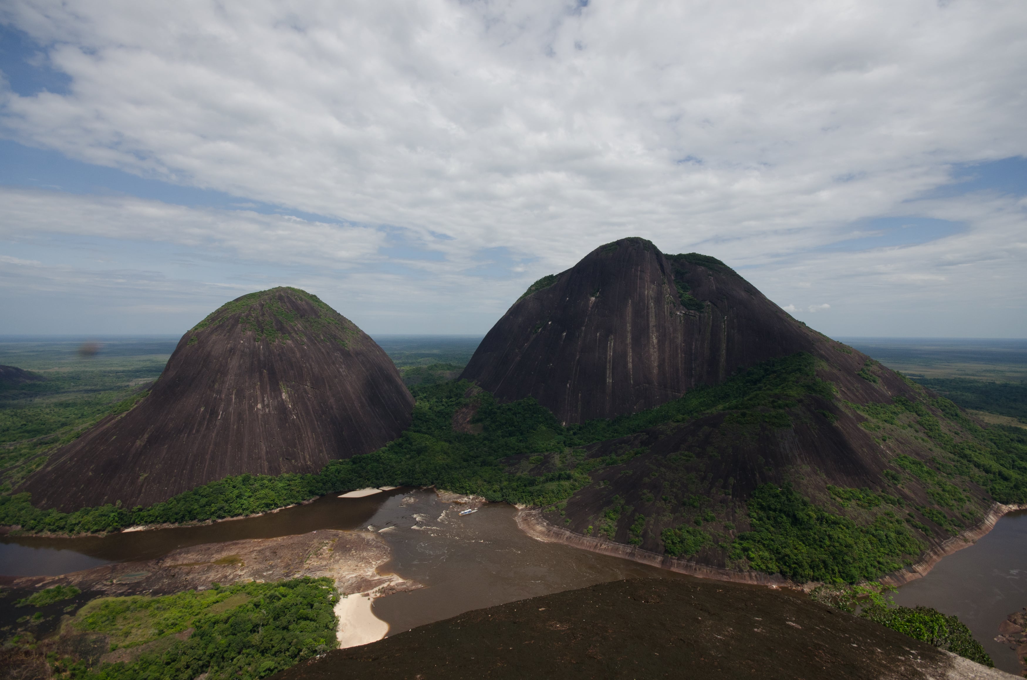 La época perfecta para viajar a los Cerros de Mavecure es entre diciembre y marzo, cuando menos llueve.