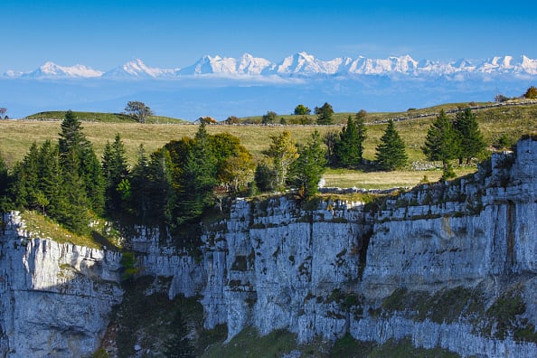 El acantilado del Creux du Van tiene una altura de aproximadamente 160 metros.