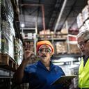 Compañeros de trabajo en una reunión en el almacén