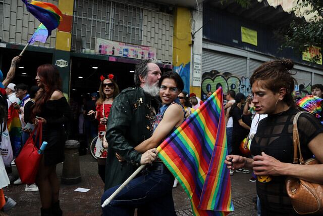 Miles de personas marcharon en Bogotá en apoyo a la comunidad LGBTIQ+ y para conmemorar el día del orgullo.