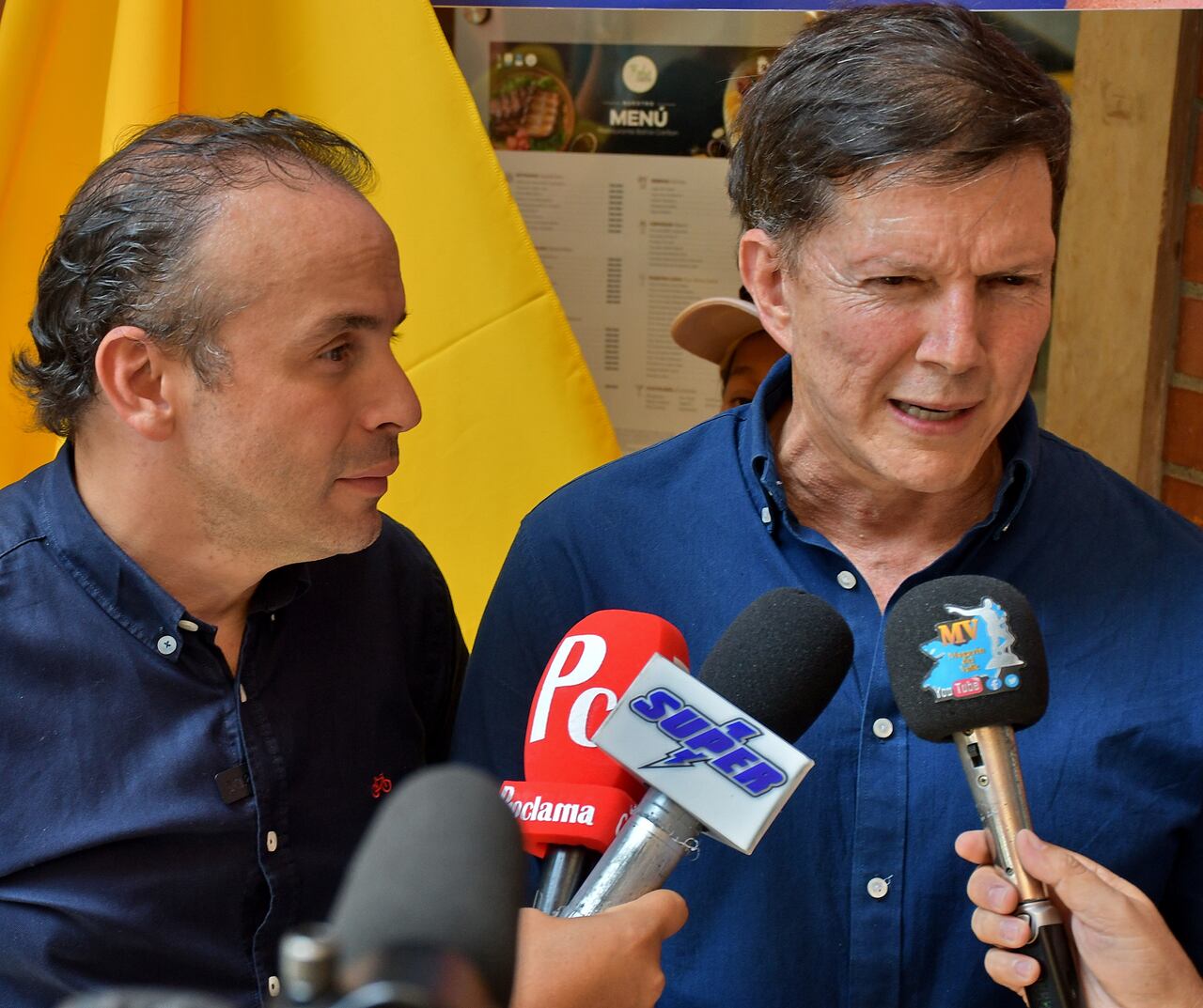 Los aspirantes a la Alcaldía de Cali, Alejandro Eder y Wilson Ruiz, anunciaron que por el momento ninguno de los dos declinará de su aspiración, pero que se encuentran buscando un mecanismo para unir sus fuerzas y para que solo uno de ellos llegue como candidato a las elecciones regionales. Fotos Raúl Palacios 7 EL Pais / 29 de Agosto del 2023 Cali.