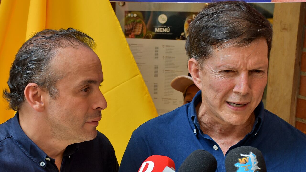 Los aspirantes a la Alcaldía de Cali, Alejandro Eder y Wilson Ruiz, anunciaron que por el momento ninguno de los dos declinará de su aspiración, pero que se encuentran buscando un mecanismo para unir sus fuerzas y para que solo uno de ellos llegue como candidato a las elecciones regionales. Fotos Raúl Palacios 7 EL Pais / 29 de Agosto del 2023 Cali.