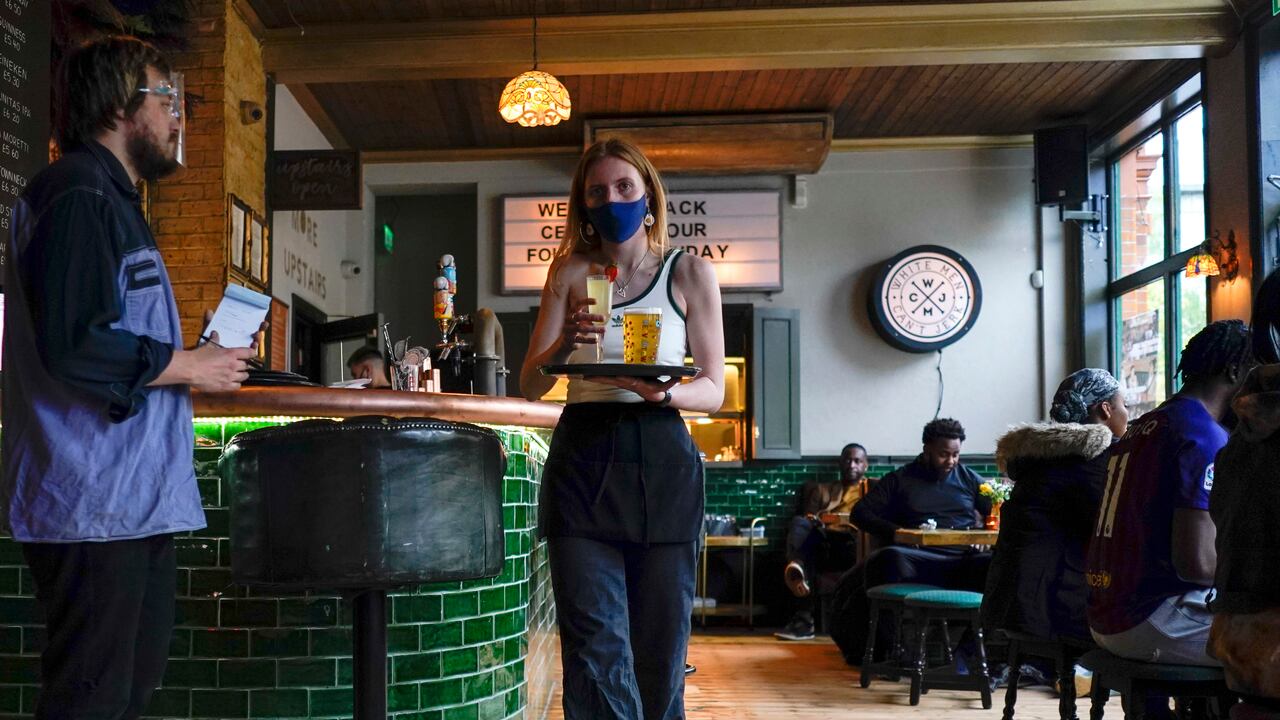 En Colombia se tiene la esperanza que mejoren las condiciones económicas en 2024. (AP). Foto / Alberto Pezzali, ARCHIVO)