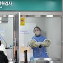 Un trabajador de la salud toma un hisopo nasal de un viajero que llega de China a un centro de pruebas de Covid-19 en el Aeropuerto Internacional de Incheon, al oeste de Seúl, el 3 de enero de 2023. - Alrededor de una docena de países han impuesto nuevas regulaciones de viaje a los viajeros de China, como la nación más poblada del mundo enfrenta un aumento en los casos de covid luego de su decisión de relajar las estrictas restricciones de virus. (Foto de Jung Yeon-je / AFP)