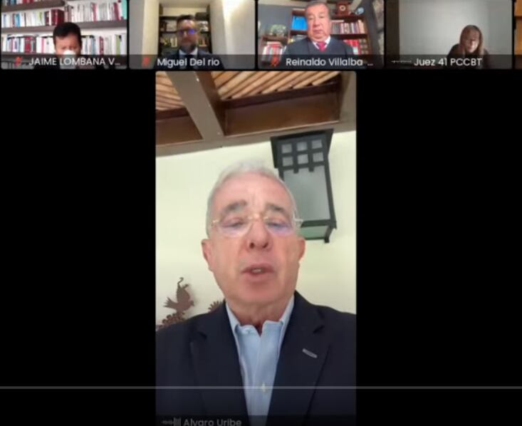 El expresidente Álvaro Uribe Vélez durante la audiencia en la que se define la solicitud de preclusión presentada por la Fiscalía General.